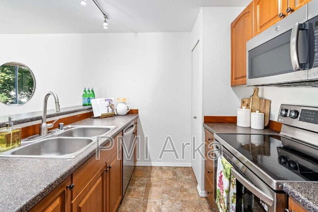 Building Photo - 19230 Forest Park Dr NE