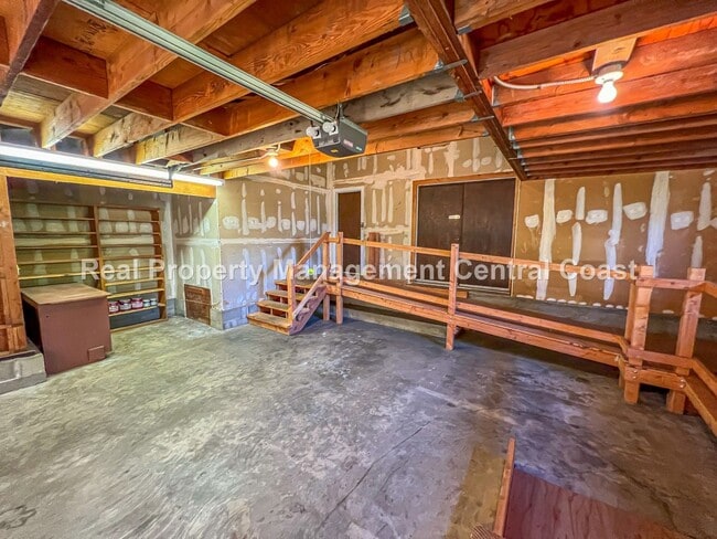 Building Photo - AVAILABLE OCTOBER - Large 4 Bedroom / 3 Ba...