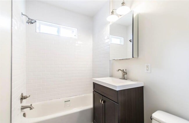 Building Photo - 507 Avenida Victoria