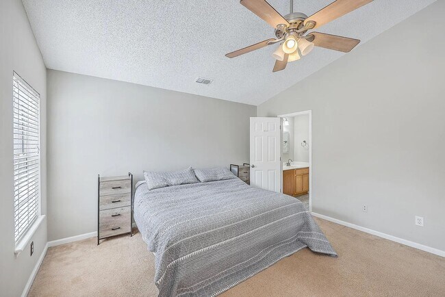 Building Photo - Spacious Living in Goose Creek