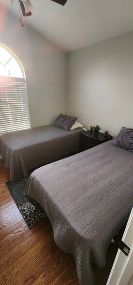 Building Photo - 1160 N Colonel Rd