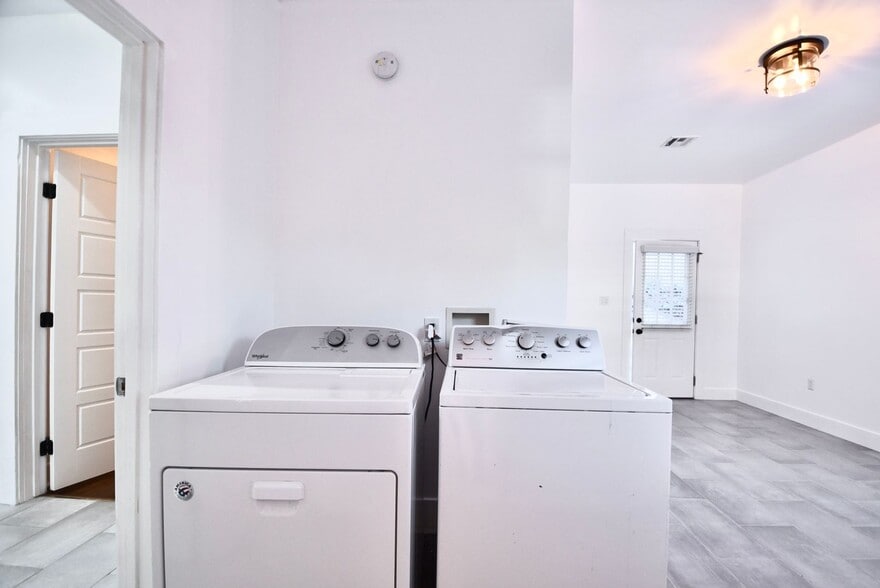 Building Photo - 2214 Elsinore St