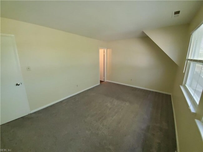 Building Photo - Three story townhouse in centrally located...