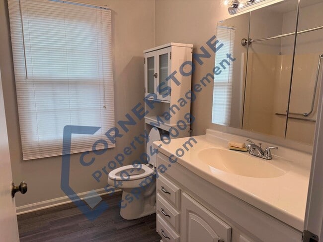 Building Photo - 1105 Lakeview Pl