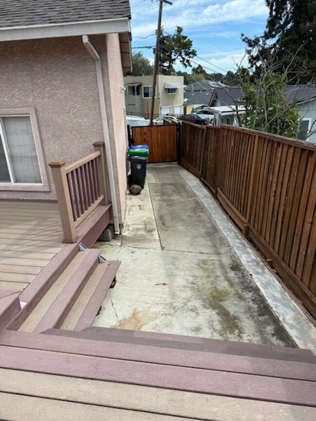 Building Photo - San Leandro Remodeled 3 bed, 2 bath Cul-de-Sac, Dogs OK,
