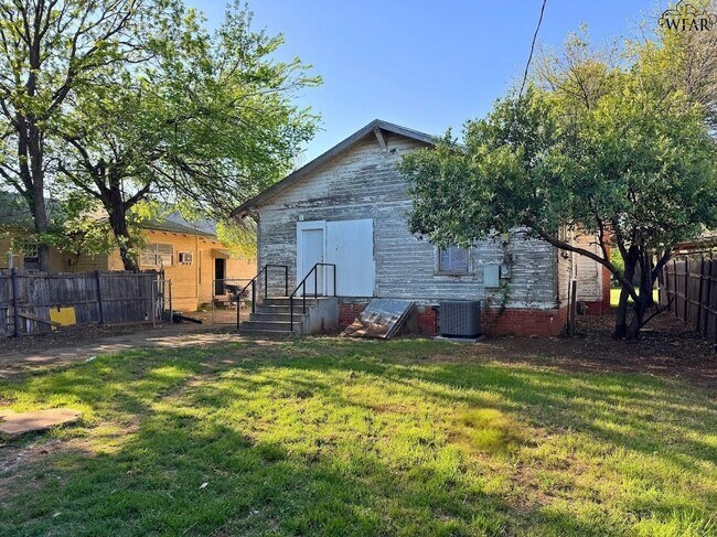 Building Photo - 1916 7th St