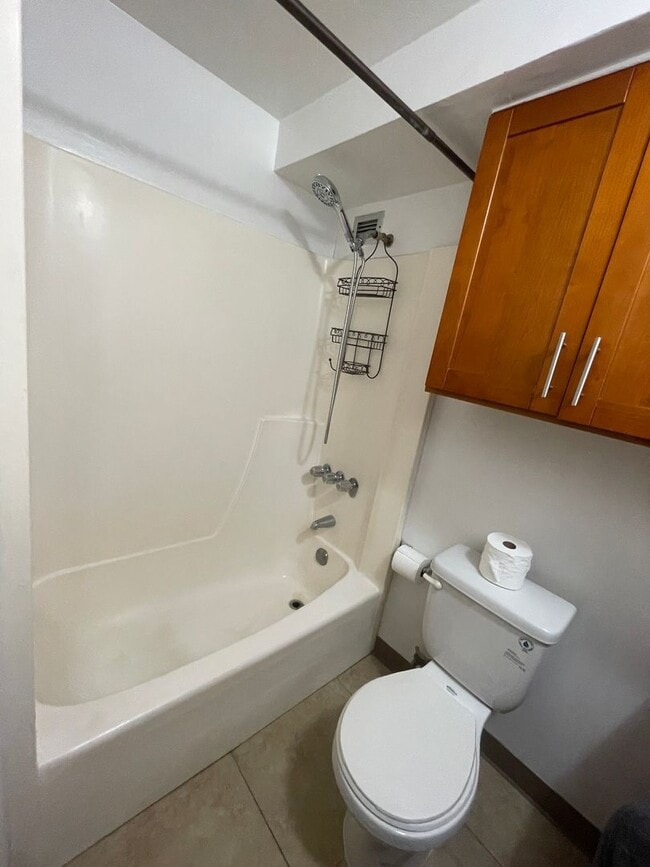Building Photo - Fantastic Studio Unit w/ parking available...