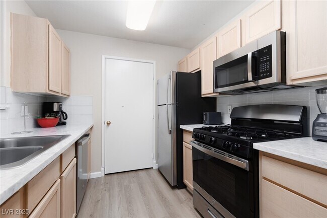 Building Photo - 950 Seven Hills Dr