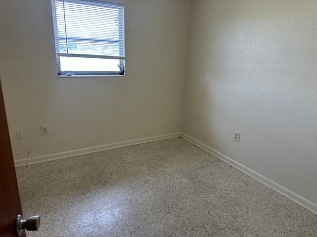 Building Photo - Convenient Leesburg Living – Walk to Leesburg High School!