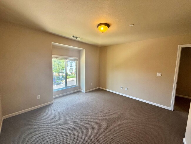 Building Photo - Charming 4 Bedroom Home in Springlake