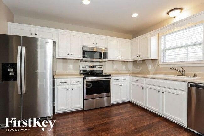 Building Photo - 2260 Dewey Dr