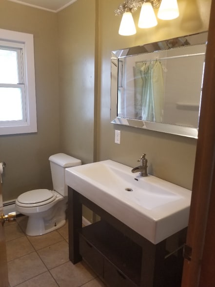 Building Photo - 1706 E 5th St