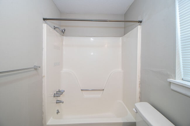 Building Photo - 14-414 Thompsonville Ln