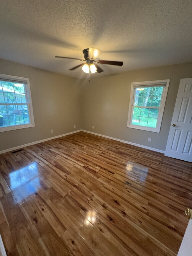 Building Photo - 2530 Country Club Rd