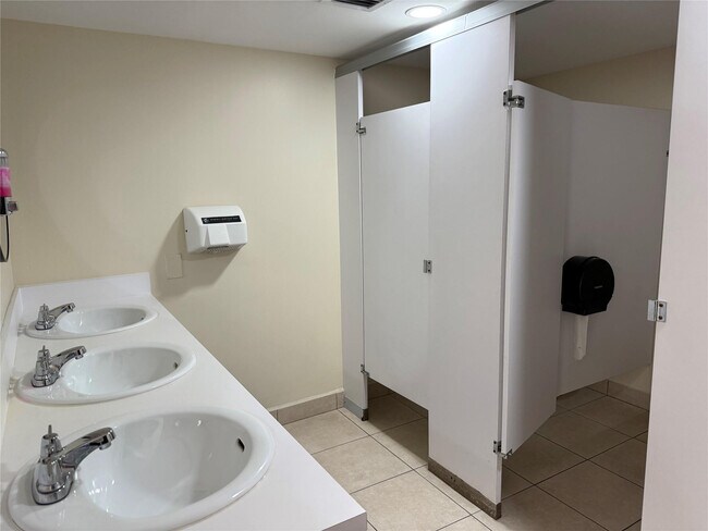 Building Photo - 1849 S Ocean Dr