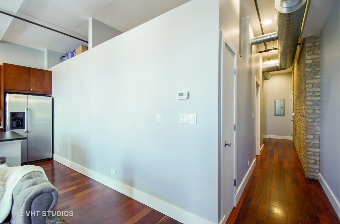 Building Photo - 3133 N Lakewood Ave