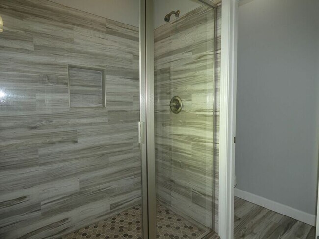 Building Photo - 4985 Creekside Ln