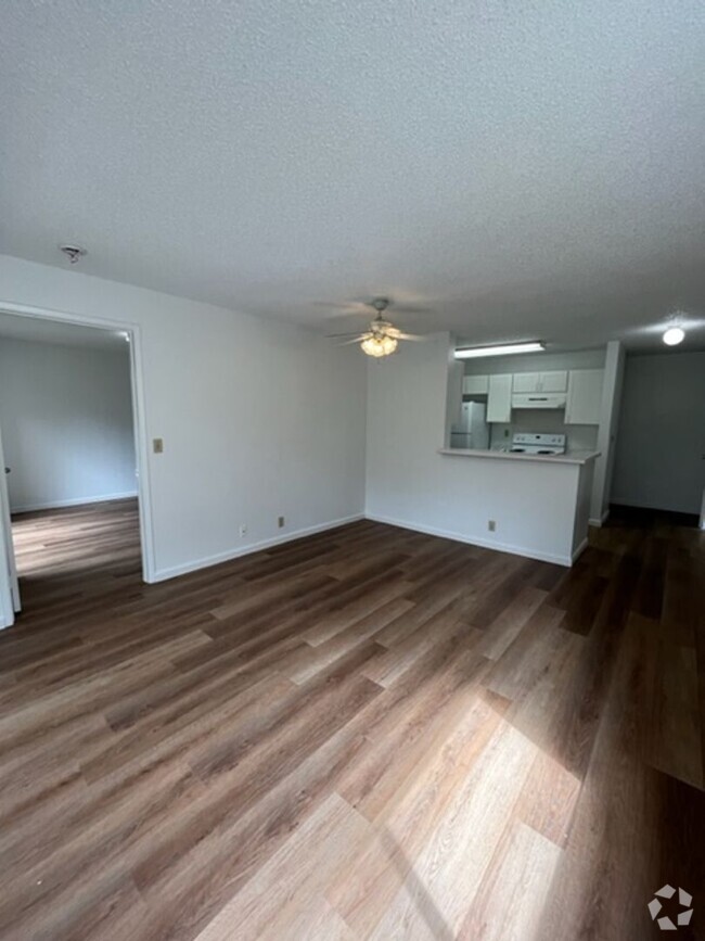 Building Photo - Newly Renovated 3 bedroom/2 bath with 2 pa...