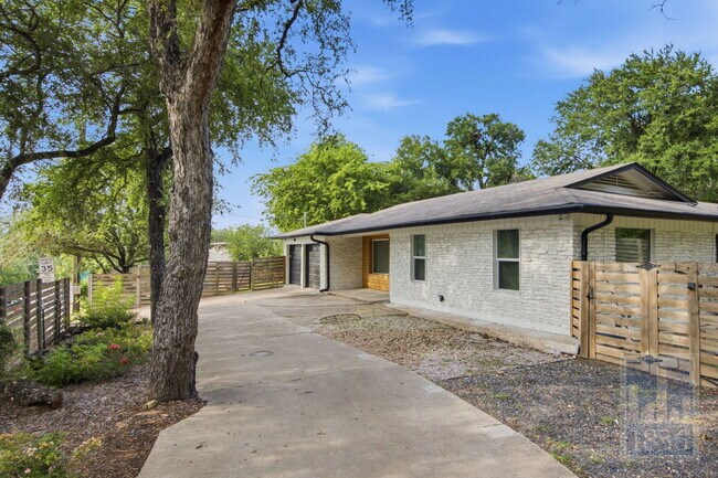 Building Photo - 2703 Burleson Rd