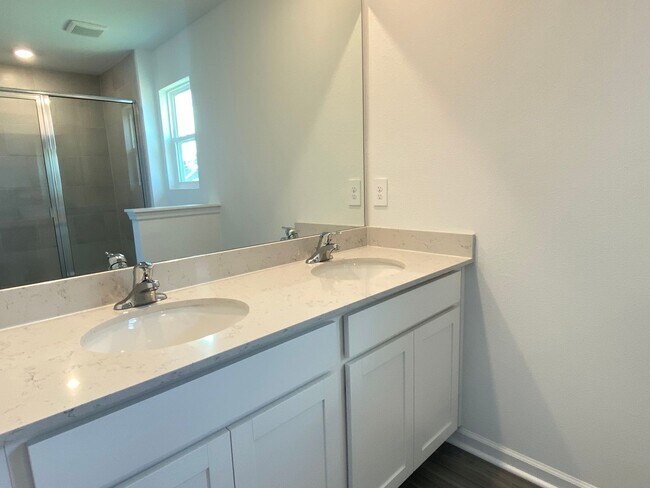 Building Photo - New 3/2.5 End Unit Townhouse!