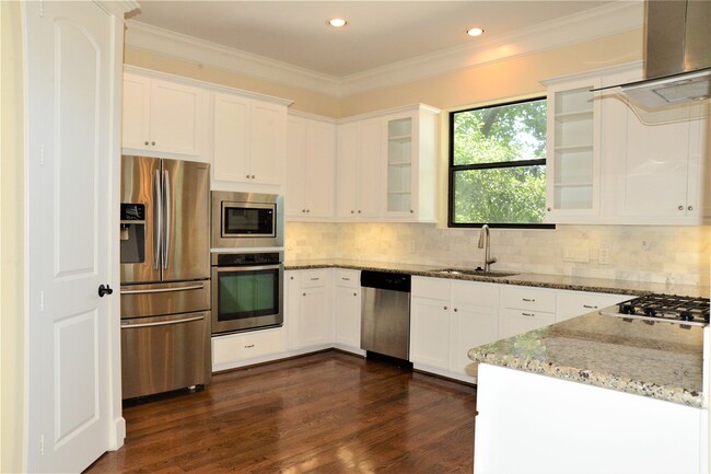 Building Photo - 615 W 27th St