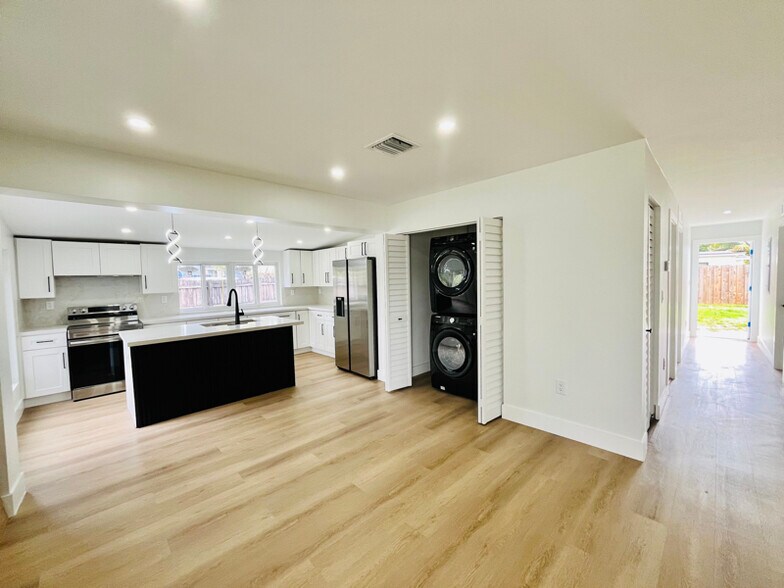 Building Photo - 1612 E River Dr