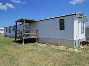 Building Photo - "Charming 3-Bed, 2-Bath Retreat in Gatesvi...