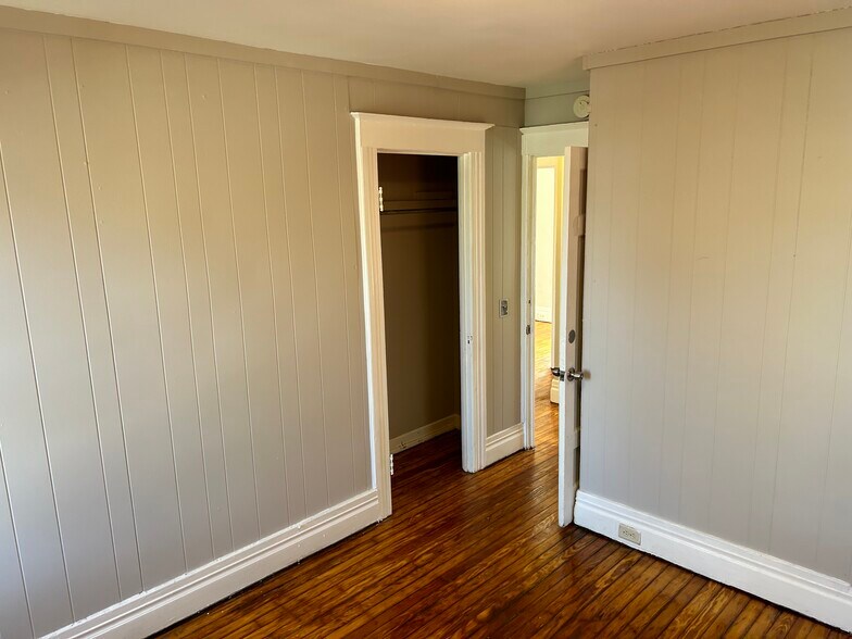 Building Photo - 16 Goebel Place