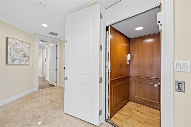 Building Photo - 122 NE 16th Terrace