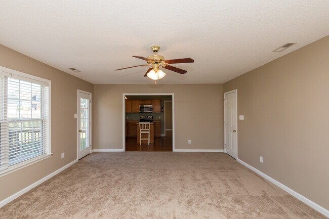Building Photo - 4 Bedroom 2 Bath