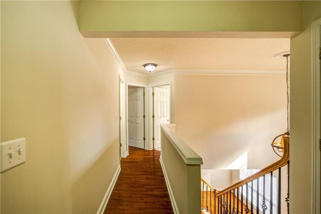 Building Photo - 1060 Lyndhurst Way