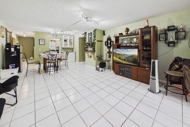 Building Photo - 8511 Old Country Manor