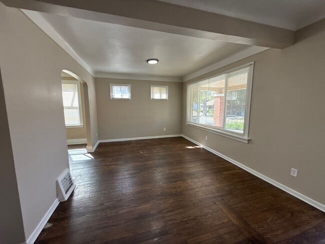 Building Photo - Fully Renovated 5-Bedroom Home – Move-In R...