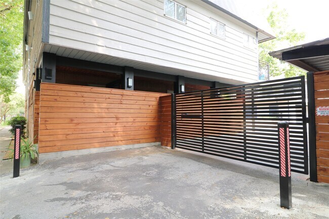 Building Photo - 614 Kipling St