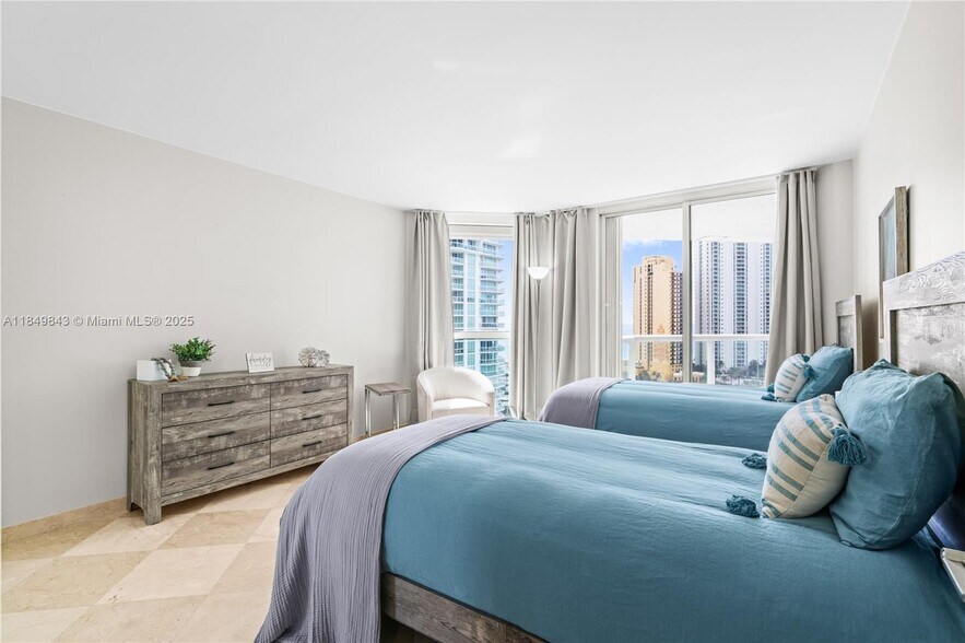 Building Photo - 16500 Collins Ave