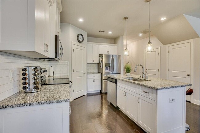 Building Photo - 685 Red Cedar Ct