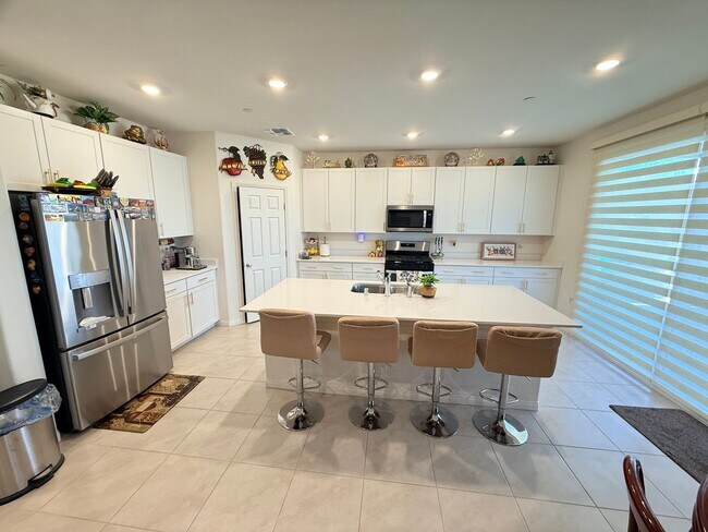 Building Photo - Gated NW community 5Bed