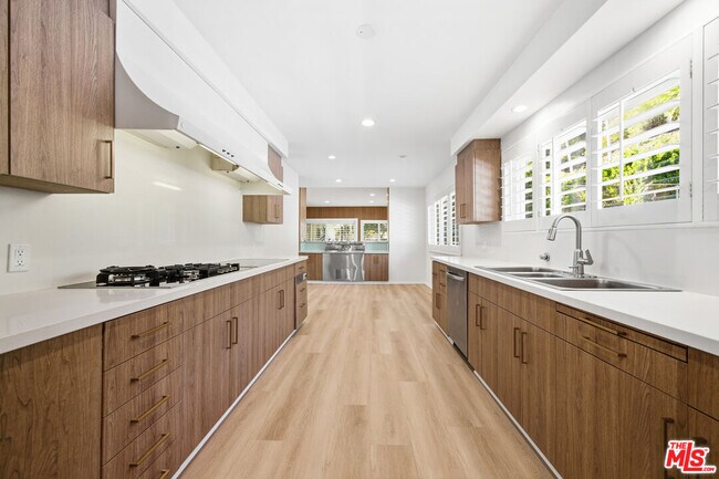 Building Photo - 8900 Alto Cedro Dr