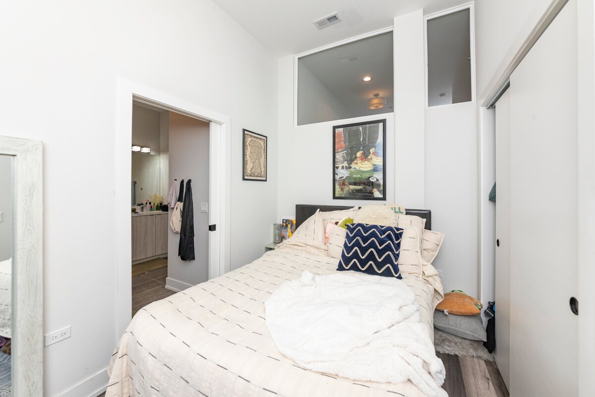 Building Photo - 2322 N Clark St