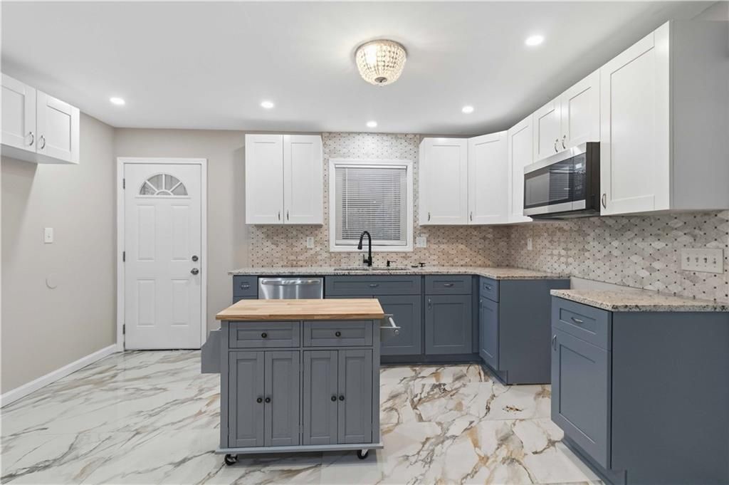 Building Photo - 2953 Meadowview Dr SE