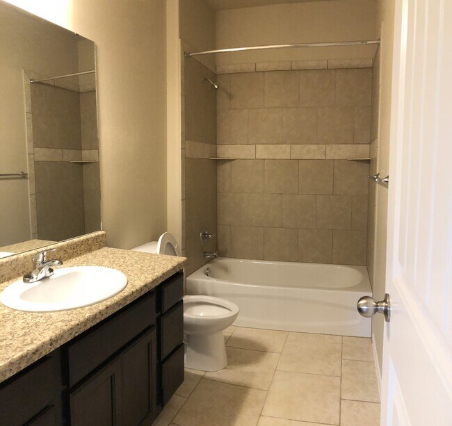 Building Photo - Amazing Like New Duplex close to Fort Hood