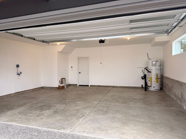 Building Photo - Goregous 3 Bedroom with Loft and Bonus Room! High Ceilings! Pantry! Keyless Entry! Double Oven & ...