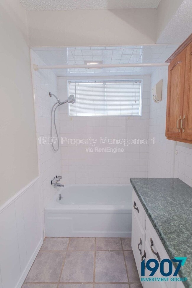 Building Photo - 1008 NW 7th Pl