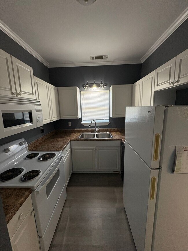 Building Photo - 2 bed, 1 bath unit for rent!