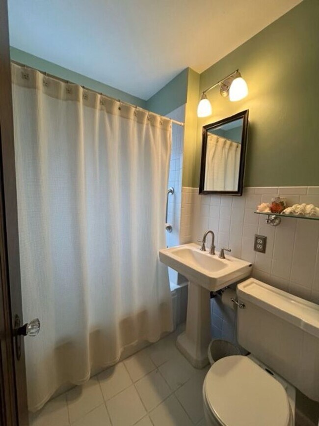 Building Photo - Aksarben Tudor For Rent