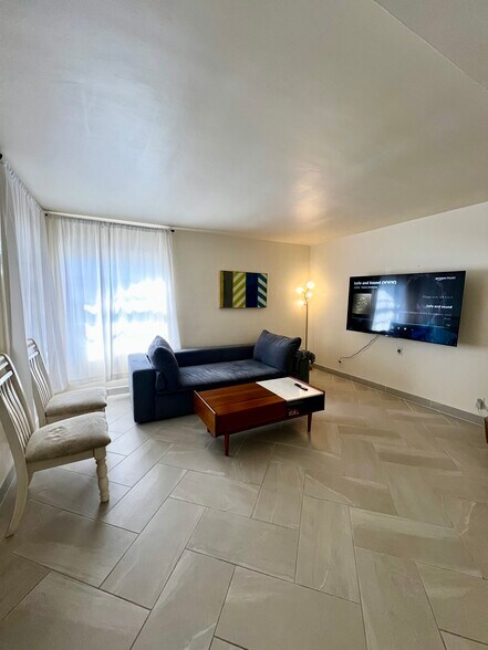 Building Photo - 530 N Quarantina St