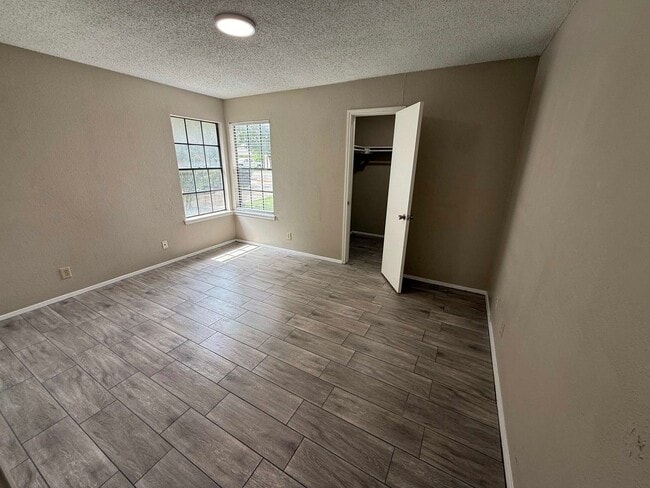 Building Photo - 1204 Greenbriar Loop