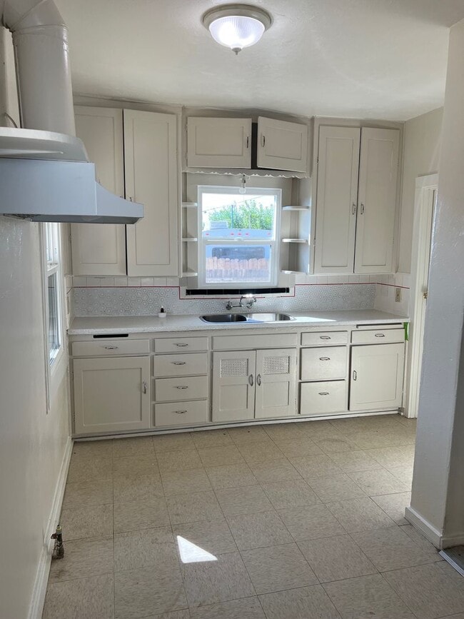 Building Photo - Cute house!