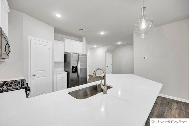 Building Photo - STUNNING TOWNHOME IN BLYTHEWOOD