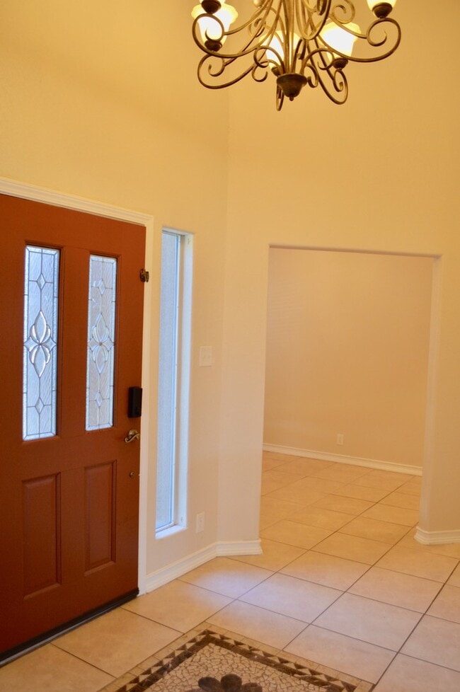 Building Photo - Rare custom stucc home 3 bed 2 bath